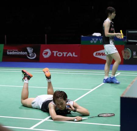 　女子ダブルス決勝　永原、松本組にポイントを奪われ、倒れ込む福島（手前）、広田組