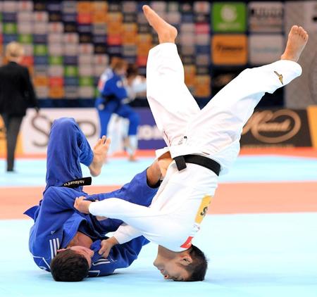 　男子６０キロ級予選３回戦、技ありを奪われる高藤直寿（右）＝撮影・堀内翔