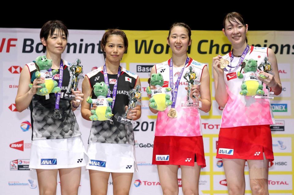 　女子ダブルスで優勝し、金メダルを手に笑顔を見せる（中央右から）永原、松本組と２位の（同左から）福島、広田組