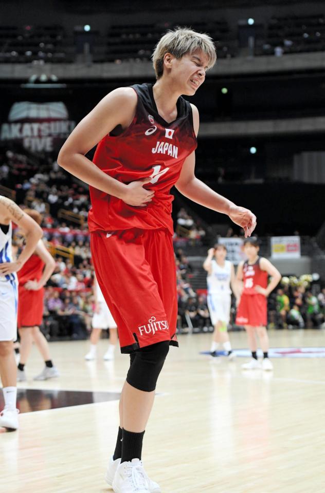 　３Ｑ、相手選手と交錯したときに腹部を痛め交代する渡嘉敷来夢＝さいたまスーパーアリーナ（撮影・三好信也）