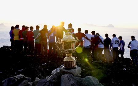 ラグビー優勝杯、富士山頂にＷ杯成功願いトロフィーツアー