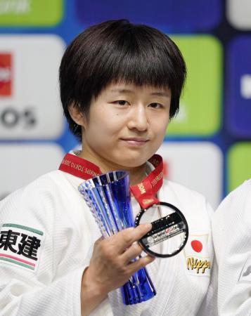 　女子５７キロ級で２位になり、銀メダルを手にする芳田司＝日本武道館