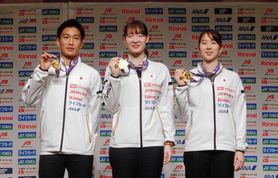 　金メダルを掲げて撮影に応じる（左から）桃田賢斗、松本麻佑、永原和可那（撮影・田中亜実）
