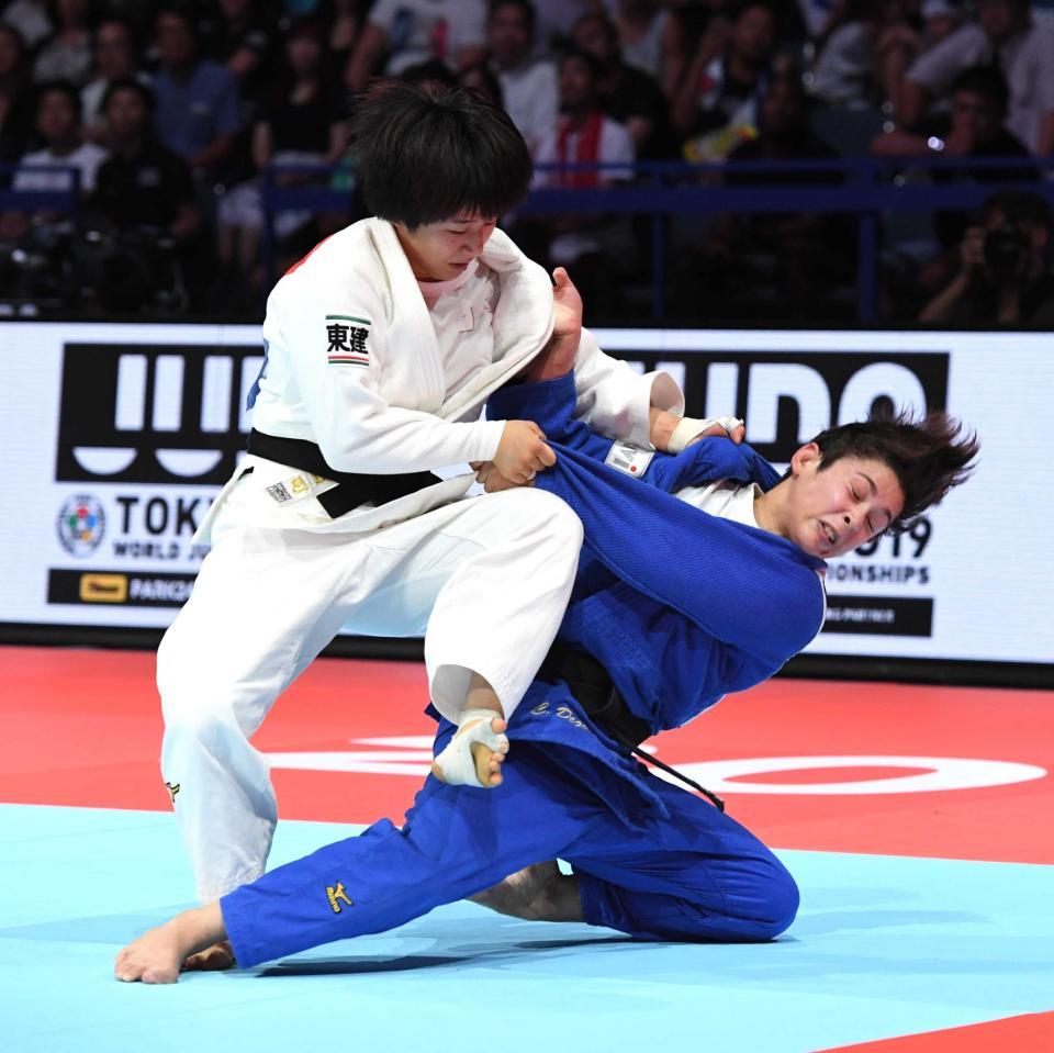 　女子５７キロ級決勝で、出口クリスタ（カナダ、右）と攻め合う芳田司