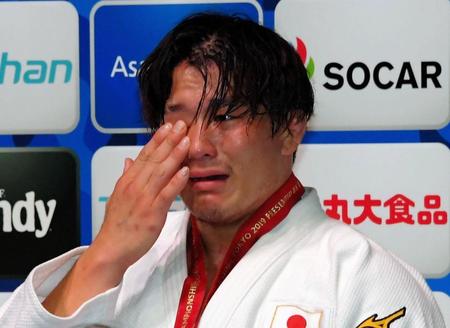 　表彰式で号泣する向翔一郎（撮影・堀内翔）
