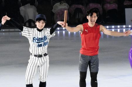 　宇野昌磨（左）は野球選手、高橋大輔は陸上選手の衣装で登場した＝コーセー新横浜スケートセンター（撮影・國島紗希）