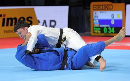 　男子１００キロ級　３位決定戦を制したウルフ・アロン＝日本武道館（撮影・堀内翔）