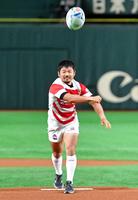 　ラグビーボールで始球式を務めるラグビー日本代表・田中史朗