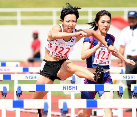 　女子１００メートル障害　日本新となる１２秒９７をマークした寺田明日香（左）＝山梨県富士北麓公園陸上競技場