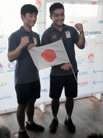 五輪出場が決まった岡田圭樹（左）と、外園潤平（右）組＝江の島ヨットハーバー