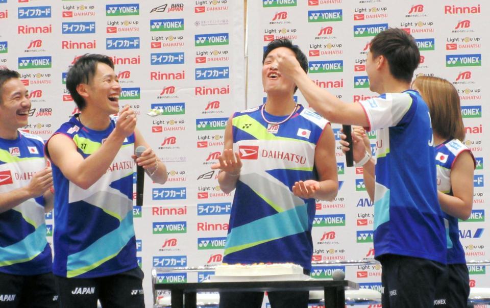 ２５歳の誕生日に、日本代表の選手らにケーキを食べさせてもらう桃田賢斗（中央）＝東京・品川区立総合体育館