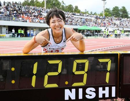 　女子１００メートル障害で１２秒９７の日本新をマークし笑顔を見せる寺田明日香（共同）