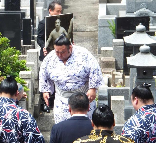 貴景勝「『土俵の鬼』に恥じない相撲とる」 初代若乃花の命日に墓参り/スポーツ/デイリースポーツ online