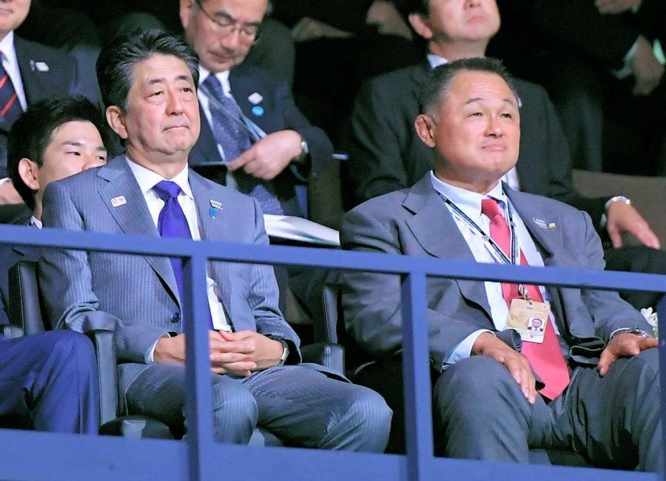 　男女混合団体戦決勝戦の観戦に訪れた安倍首相（左）と全日本柔道連盟の山下会長