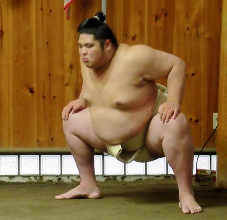 朝稽古でストレッチする貴源治