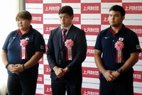 　上月スポーツ賞の表彰式に出席した柔道日本代表の（左から）朝比奈沙羅、村尾三四郎、ウルフ・アロン