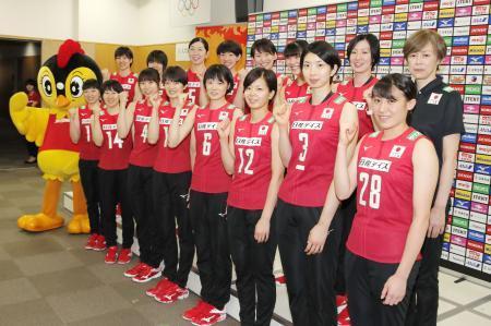 　記者会見でポーズをとるバレーボール女子日本代表の中田監督（後列右端）ら＝６日、味の素ナショナルトレーニングセンター