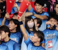 日大の応援に訪れ、声援を送る池江璃花子（中央）＝東京辰巳国際水泳場