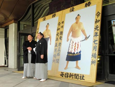 優勝額を贈呈された朝乃山（左）と鶴竜