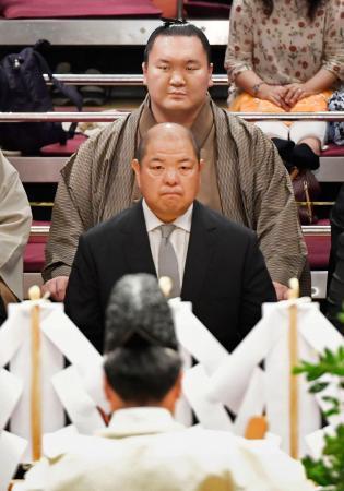 　土俵祭りに出席した横綱白鵬（奥）と日本相撲協会の八角理事長＝７日、東京・両国国技館