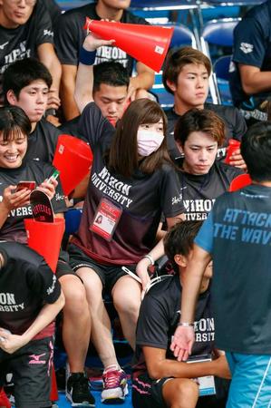 　日本学生選手権を観戦に訪れた池江璃花子（中央）