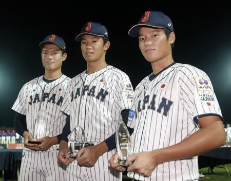 　「オールワールドチーム」に選ばれた高校日本代表の（右から）韮沢、奥川。左は最多本塁打の西＝韓国・機張（共同）