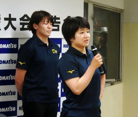 所属するコマツの世界選手権報告会に出席した芳田司（右）