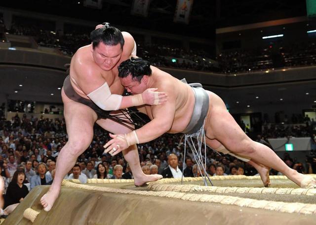 白鵬“日本人初星”お預け 八角理事長「張り差しの悪い部分が出た」