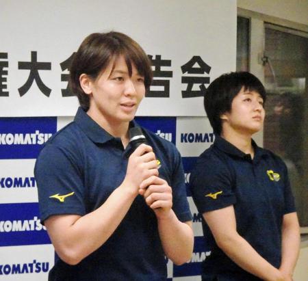 所属するコマツの世界選手権報告会に出席した田代未来。右は芳田司
