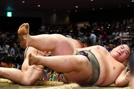 寄り倒しで大成道に敗れた納谷（右）＝両国国技館（撮影・出月俊成）