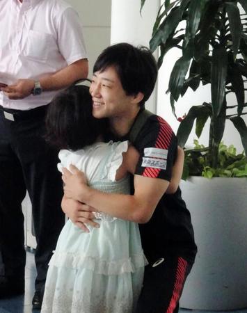 世界選手権出発前、空港ロビーで自身の熱心なファンの少女による激励を受けた入江ゆき＝羽田空港