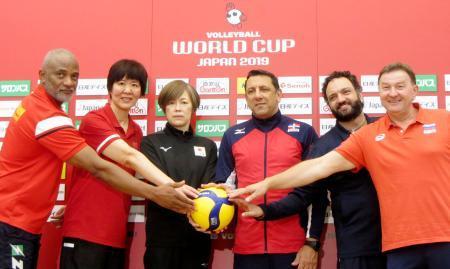 　バレーボール女子Ｗ杯開幕を前に記者会見し、写真撮影に応じる日本の中田久美監督（中央左）ら＝１３日、横浜アリーナ