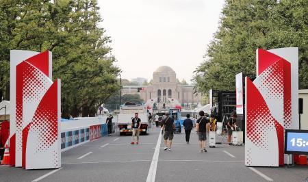 　東京五輪のマラソン日本代表選考レースを前に、準備が進められるゴール付近＝１４日午後、東京・明治神宮外苑