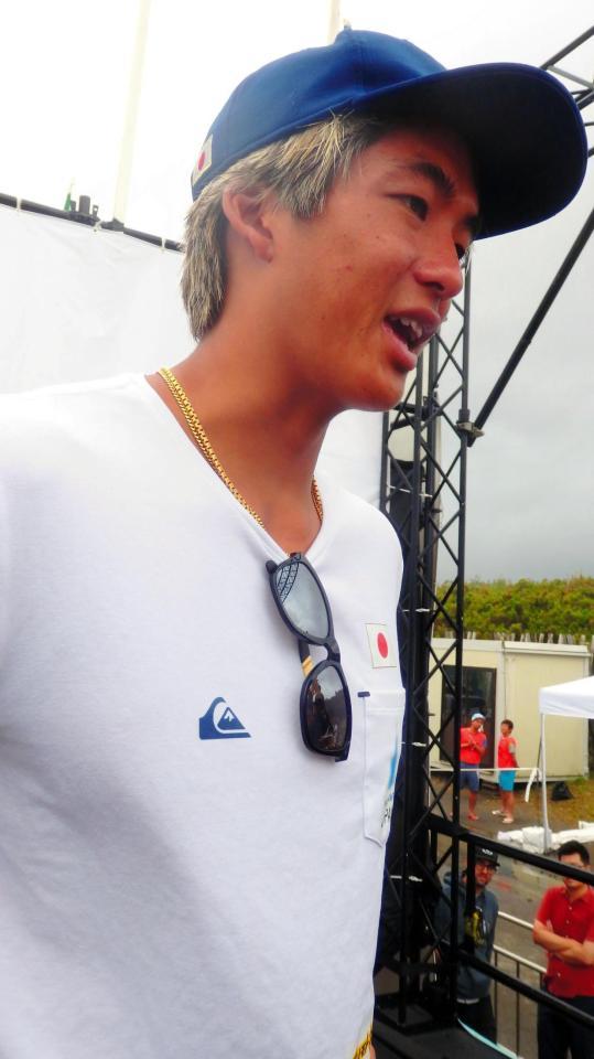 取材に応じる五十嵐カノア＝宮崎市・木崎浜海岸（撮影・田中亜実）