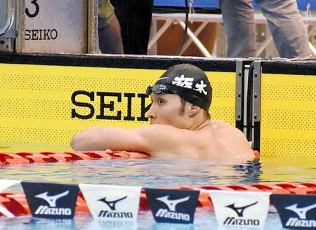 　電光掲示板を見つめる萩野公介