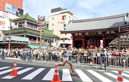 トップで雷門前を通過する設楽悠太＝浅草（撮影・棚橋慶太）