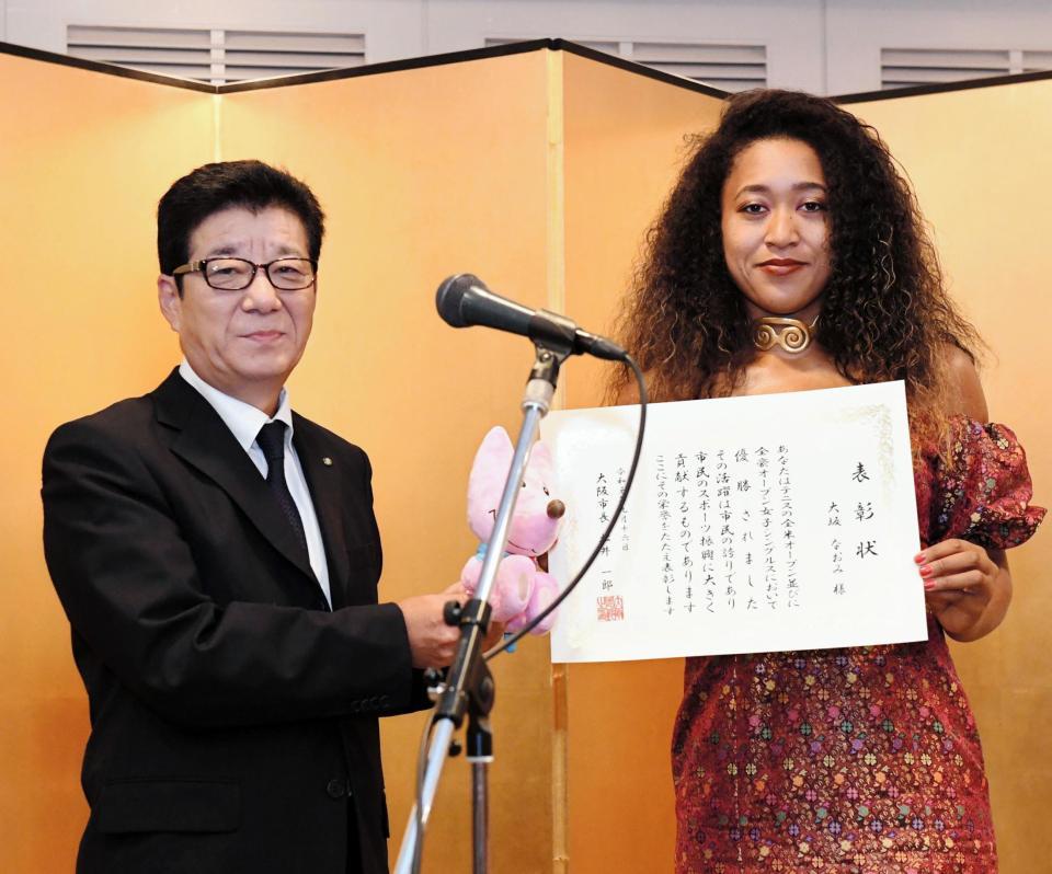 松井一郎大阪市長（左）から表彰状を受け取る大坂なおみ（右）＝大阪市内ホテル（撮影・高石航平）