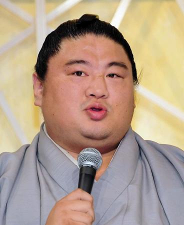 　引退会見を行う元関脇・嘉風の中村親方