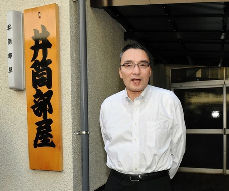 　集まった報道陣に対応する錣山親方＝井筒部屋（撮影・出月俊成）