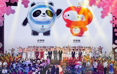 　発表された２０２２年北京冬季五輪のマスコット「氷（ビン）ドゥンドゥン」（左）とパラリンピックのマスコット「雪容融（シュエロンロン）」＝１７日、北京（共同）