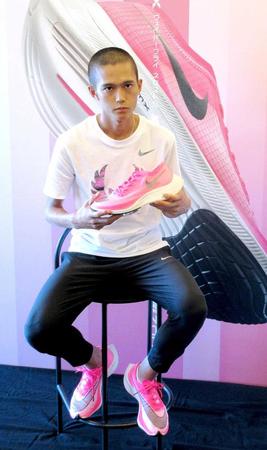 　ＭＧＣで使用したシューズを手にする大迫