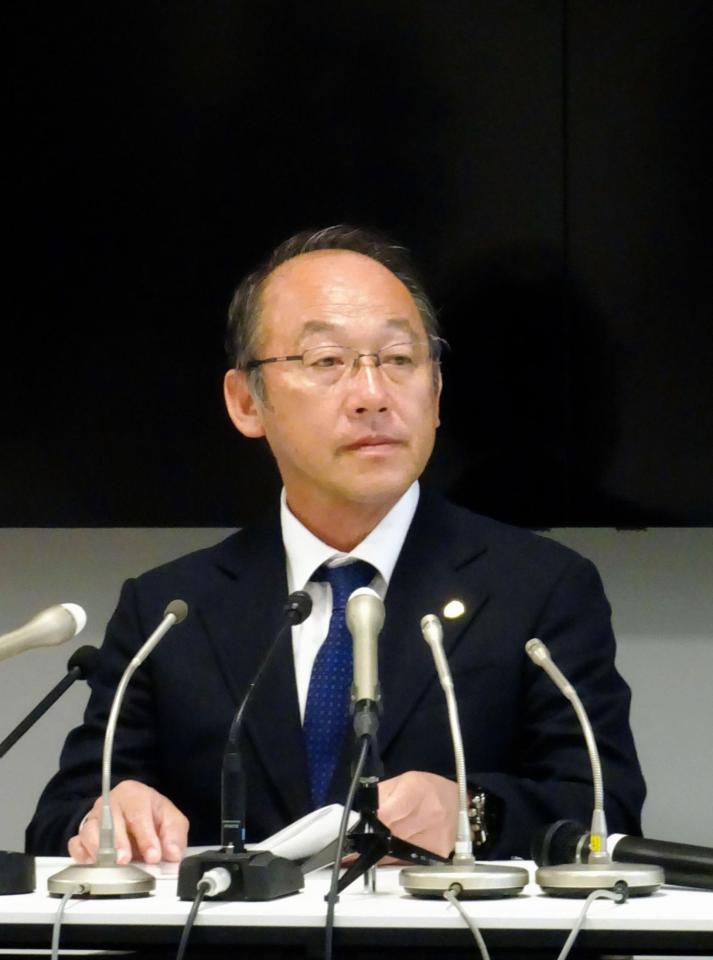 右代の代表内定取り消しについて、会見で説明する日本陸連・麻場強化委員長