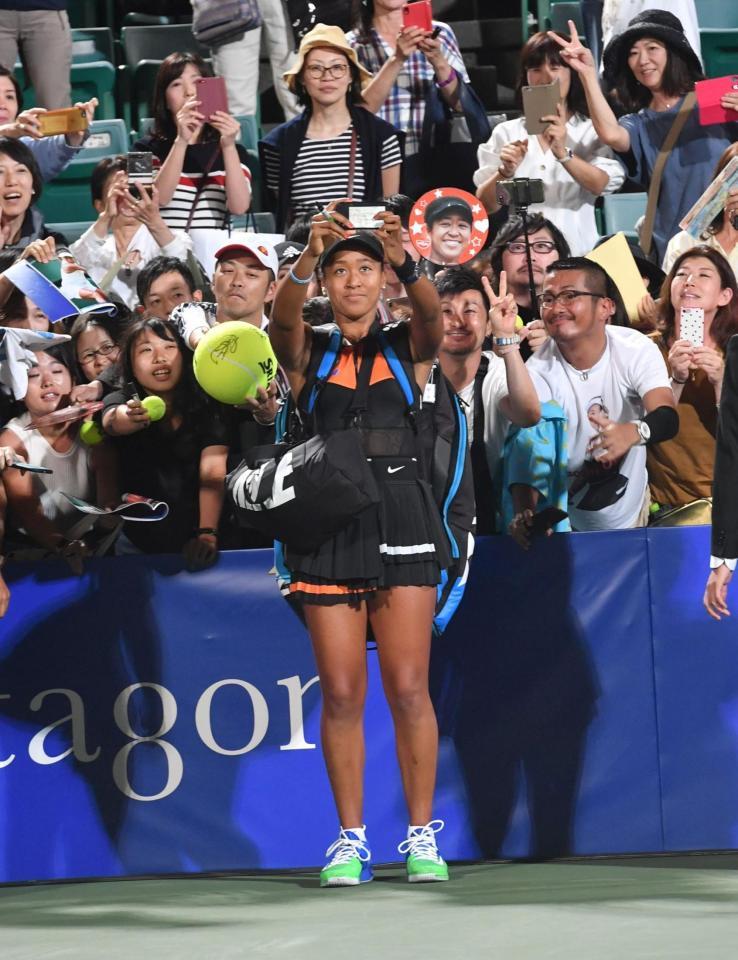 ファンをバックに自撮りする大坂なおみ