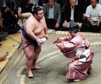 　妙義龍を突き落としで下し、分厚い懸賞を手にする貴景勝（撮影・開出牧）