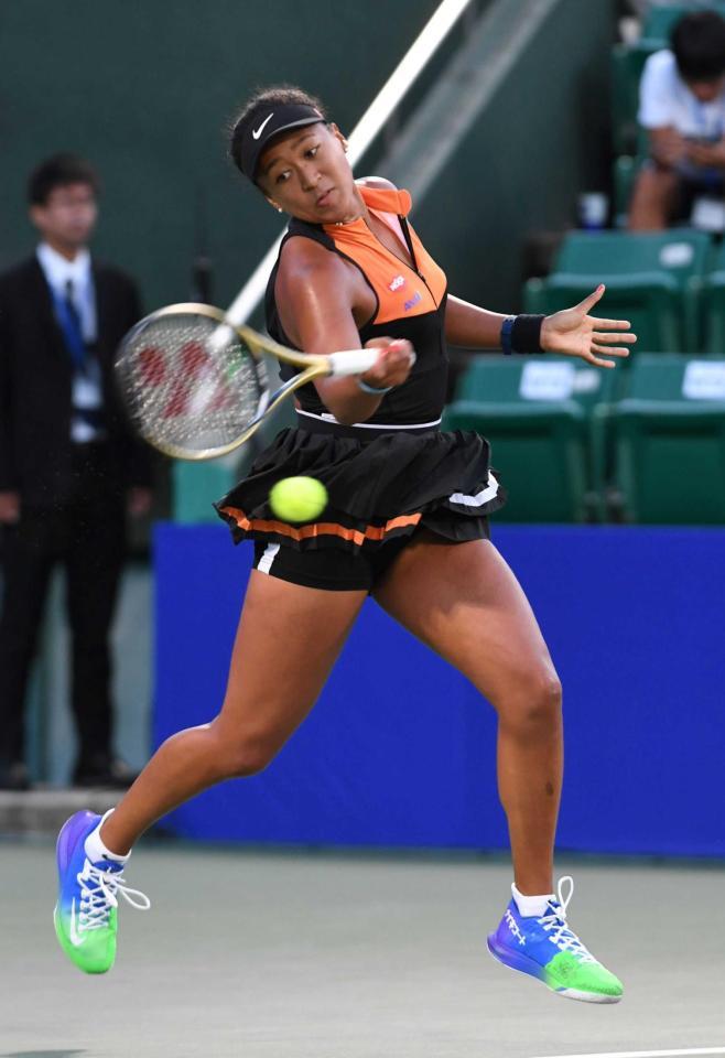 　フォアハンドで打ち返す大坂なおみ