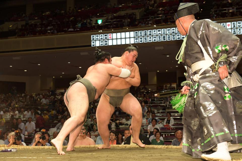 押し出しで敗れた納谷＝両国国技館（撮影・金田祐二）