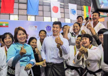 　来訪を待ちかねていたミャンマーの柔道選手や関係者に囲まれる井上康生監督（中央）＝２０日、ヤンゴン（共同）