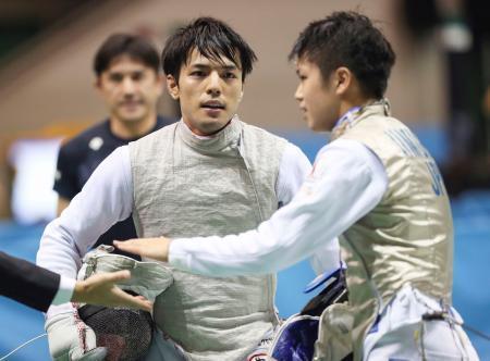 　男子フルーレで決勝進出を決めた安部慶輝（左）＝駒沢体育館