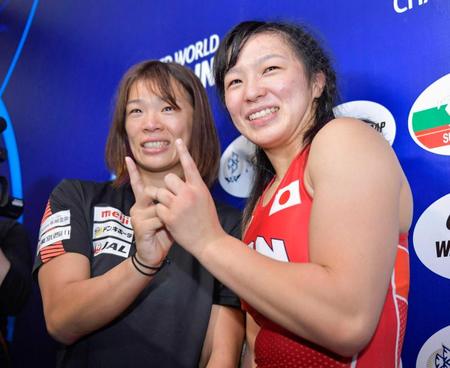 　女子５７キロ級を制した姉の川井梨紗子（左）に続き、６２キロ級で銅メダルを獲得し笑顔の川井友香子（共同）