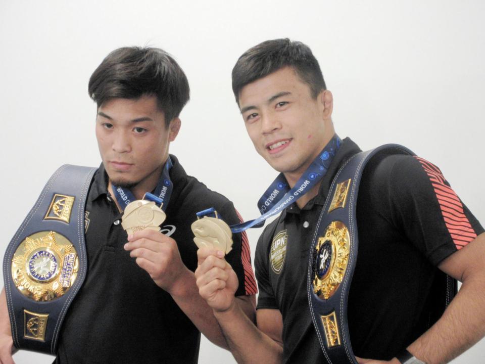　レスリングの世界選手権で金メダルを獲得し、帰国した文田（右）と太田＝羽田空港